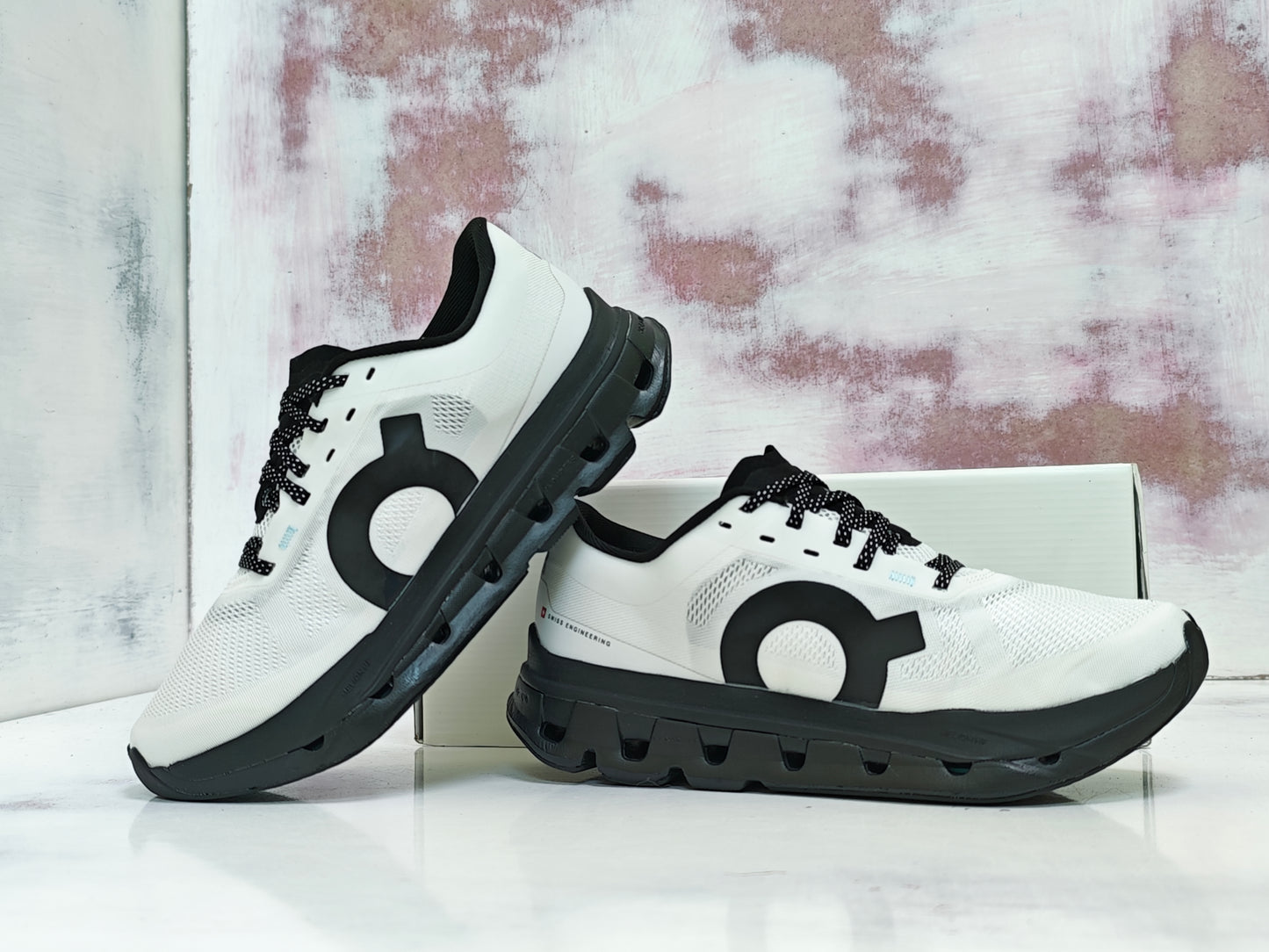 0N CLOUD  FLOW WHITE BLACK