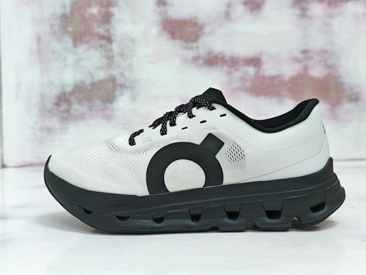 0N CLOUD  FLOW WHITE BLACK