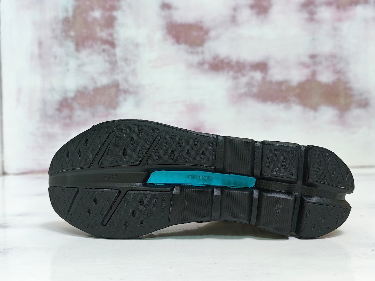 0N CLOUD  FLOW WHITE BLACK