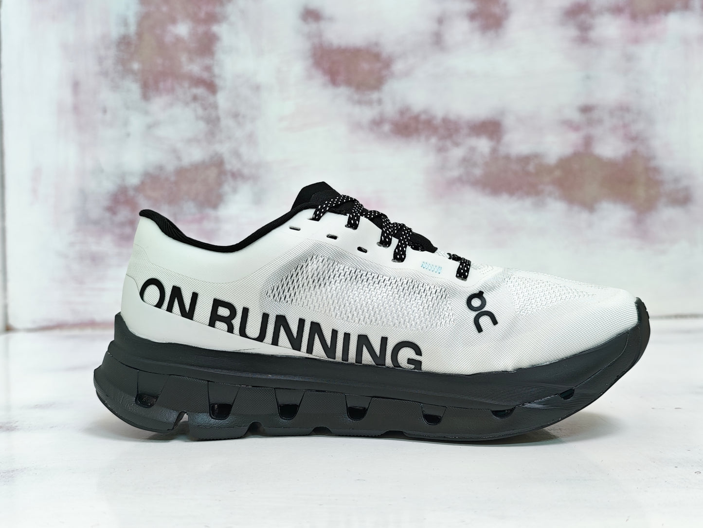 0N CLOUD  FLOW WHITE BLACK