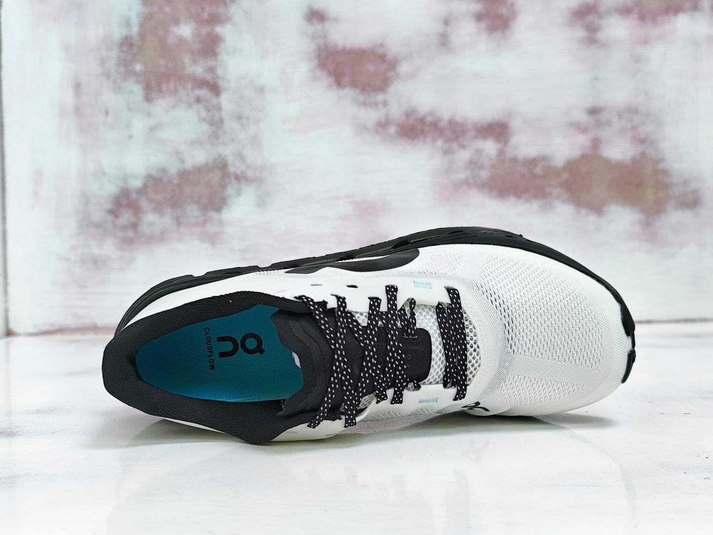 0N CLOUD  FLOW WHITE BLACK