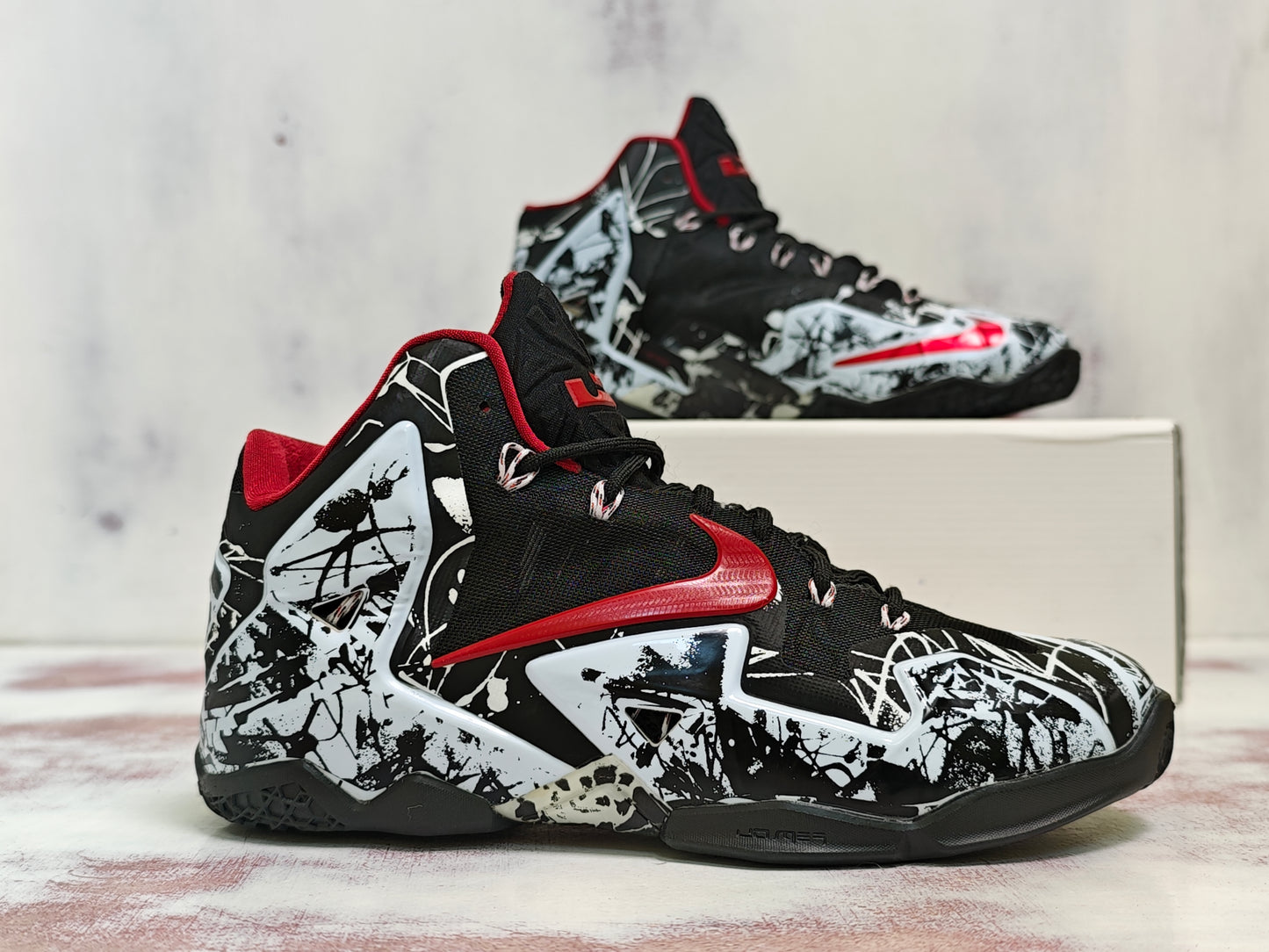 NKE LEBRON 11 graffiti