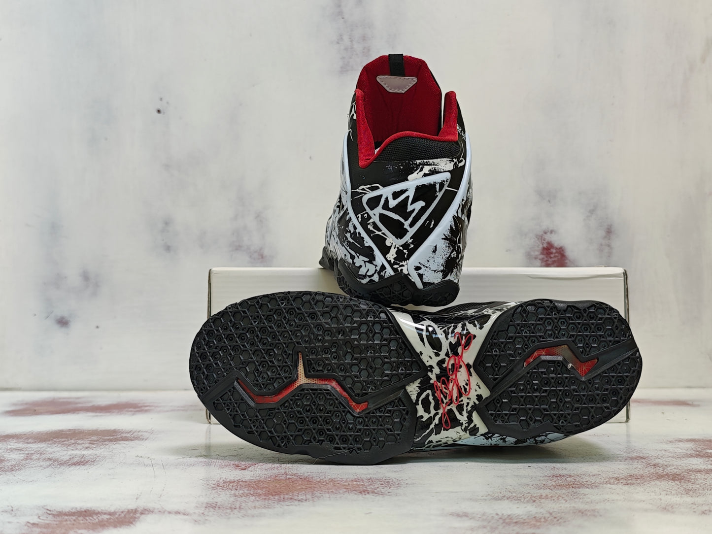 NKE LEBRON 11 graffiti