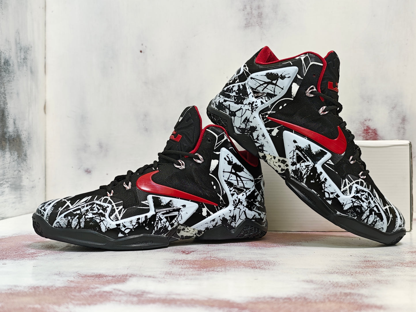 NKE LEBRON 11 graffiti
