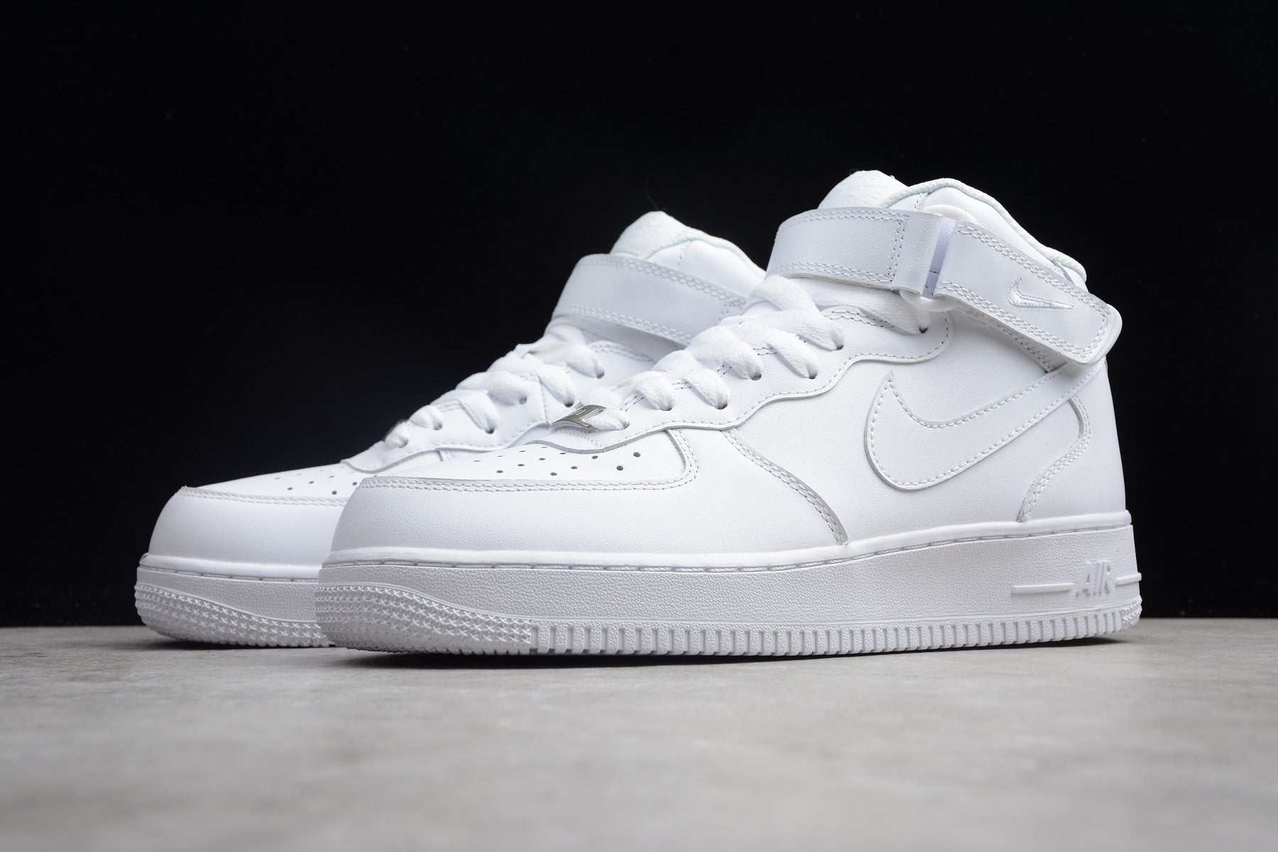 https://www.tetetenis.com/cdn/shop/products/Nike-Air-Force-1-Mid-07-Triple-White-2_1946x.jpg?v=1653450322